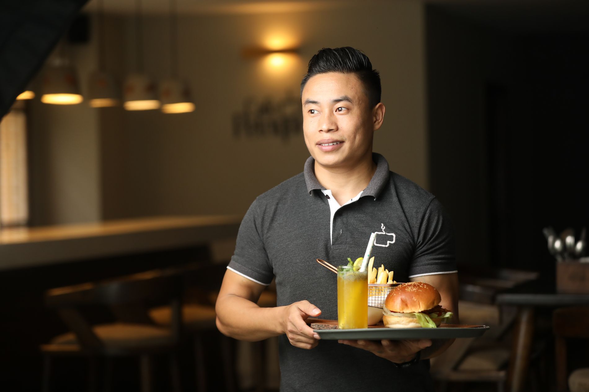 Kellner im Restaurantservice